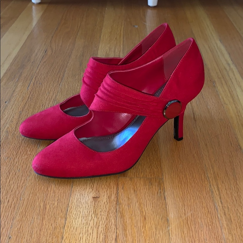 Red heels/pumps